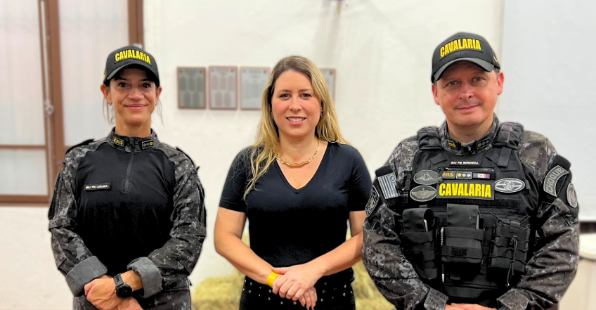 Foto a primeira mulher Comandante da Cavalaria - Major Luciana Greanin Rostello, Susanna do Val e como Subcomandante - Major Alisson Bordwell