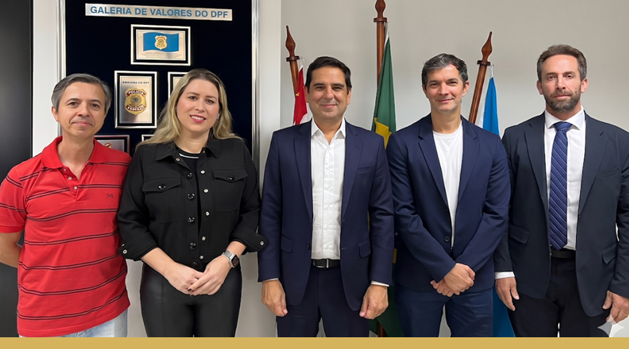 Na imagem, da esquerda para a direita: EPF Marcos César Grotti dos Santos, Susanna do Val (Presidente do SINPF/SP), DPF Rodrigo Luiz Sanfurgo de Carvalho (Superintendente Regional da PF/SP), APF Rubens Fellipe Monteiro (Vice-Presidente do SINPF/SP) e DPF Ivo Roberto Costa Silva (DREX da PF/SP).