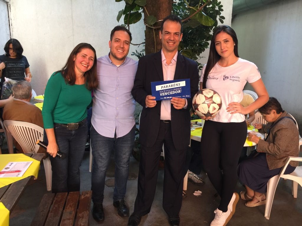 Sandra Soares (diretora social), Hugo Vinicius Bernardi Guimarães (proprietário da HGB Corretora de Seguros), Kelmann Oliveira Freitas (diretor jurídico e ganhador do voucher de R$ 200,00) e Gabriela Garrido, juíza da competição