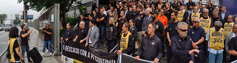 Manifestação dos servidores da Polícia Federal ocorrida em frente ao prédio da Superintendência da Polícia Federal de São Paulo reivindica melhores condições salariais.