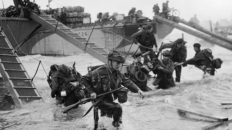 Referência - Ocorrido no dia 6 de Junho de 1944, durante a Segunda Guerra Mundial, o Dia D ficou marcado na história como o dia em que as tropas dos países aliados desembarcaram na Normandia, desencadeando o processo de libertação dos territórios que estavam sob domínio dos alemães no noroeste europeu, o que levou a derrota dos países do eixo e o fim da Segunda Guerra. Assim, utiliza-se o termo Dia D para designar uma data em que uma grande operação irá acontecer. 