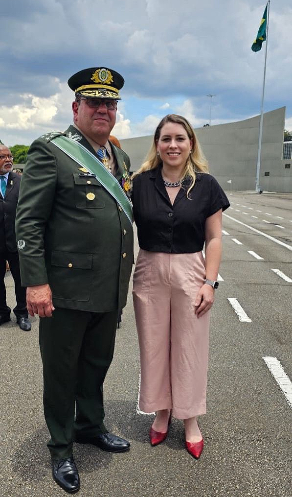 Susanna do Val com o general de Exército Guido Amin Naves